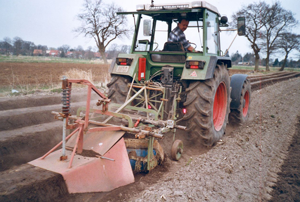 Spargelernte mit Trecker in Oberlethe (Wardenburg)